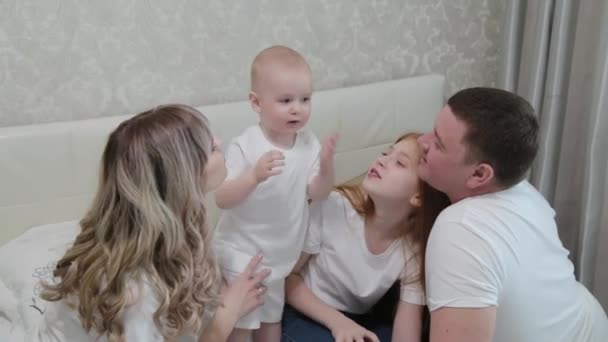 Cheerful happy family on the bed. — Stock Video