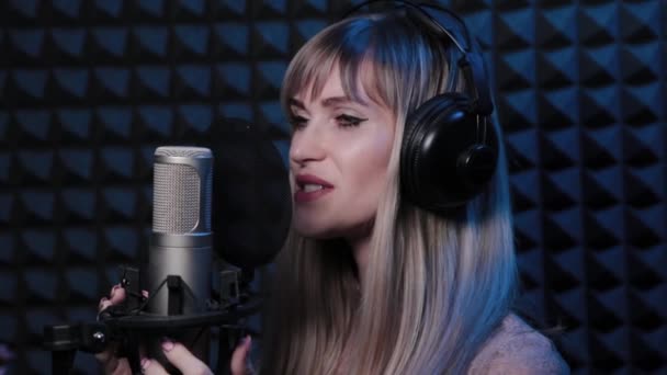 Feliz bela jovem cantando em microfone no estúdio de gravação. — Vídeo de Stock