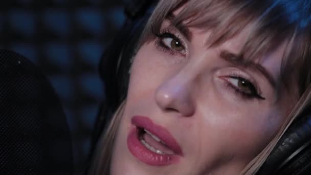 Joyeux beau jeune femme chantant dans le microphone en studio d'enregistrement. — Video