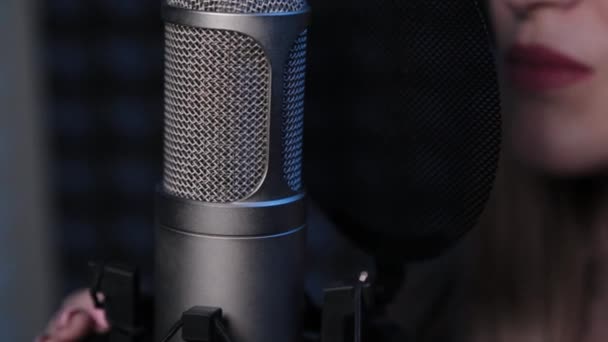 Gelukkig mooi jong vrouw zingen in microfoon in opname studio. — Stockvideo