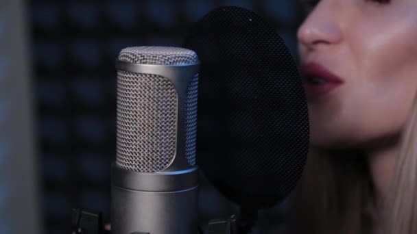 Feliz hermosa joven cantando en el micrófono en el estudio de grabación. — Vídeos de Stock