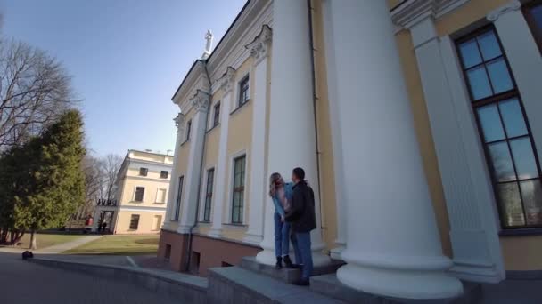 Couple in love hugs at the columns in the park. — Stock Video