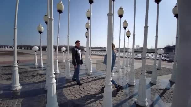 Pareja en el amor abrazos en el terraplén. — Vídeos de Stock