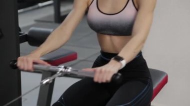 Güzel, genç bir kadın kaldırıyor kaldırma tahtasını, sırt egzersizlerini.