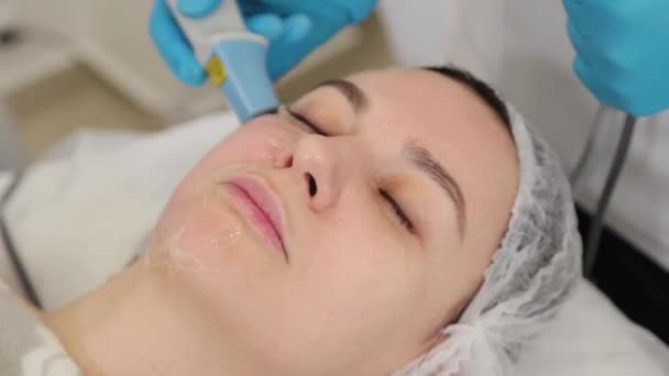 Mujer esteticista haciendo rejuvenecimiento facial con láser. — Vídeo de stock
