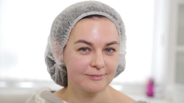 Schöne junge Frau nach einem kosmetischen Eingriff in einer kosmetischen Klinik. — Stockvideo