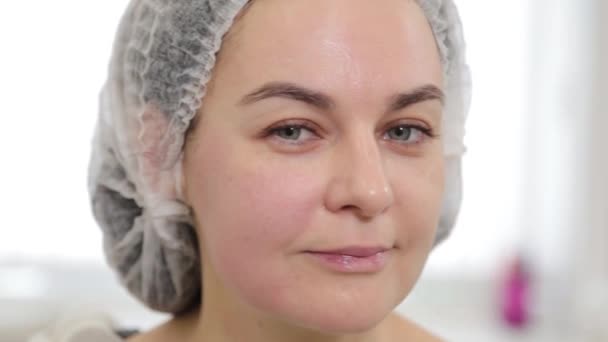 Belle jeune femme après une intervention cosmétique dans une clinique de cosmétologie. — Video