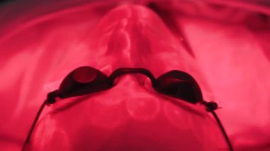 Güzel genç bir kadın, bir güzellik salonunda, bir fotoğrafın altında yatıyor..