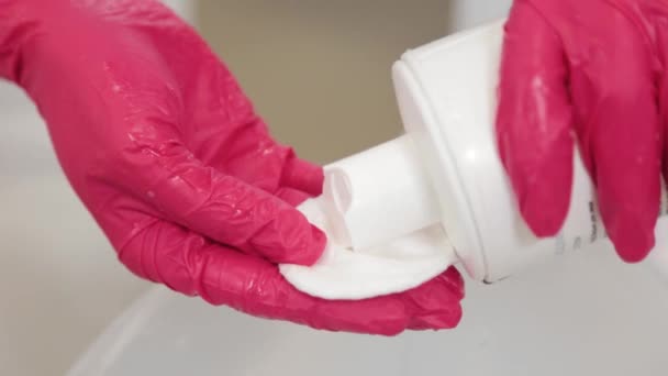 Mulher esteticista umedece uma almofada de algodão para limpar o rosto. — Vídeo de Stock