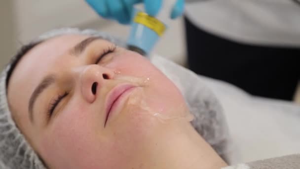 La esteticista trata su cara con un láser. Rejuvenecimiento facial . — Vídeos de Stock