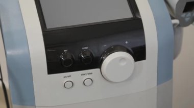 Güzellik uzmanı kadın güzellik muayenehanesinde lazeri açıyor..