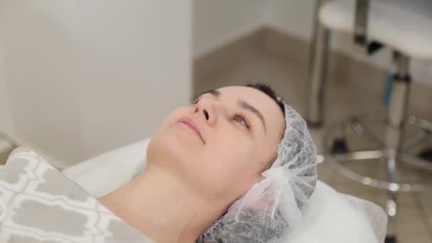 Bella giovane donna sulla procedura cosmetica in una clinica di cosmetologia. — Video Stock