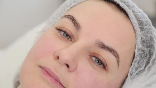Wanita muda cantik setelah prosedur kosmetik di sebuah klinik kosmetologi. — Stok Video