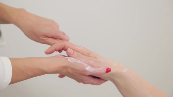Frau kosmetikerin tun hand massage bis client. — Stockvideo