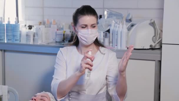 Žena kosmetička zachází s rukama s antiseptikem. — Stock video