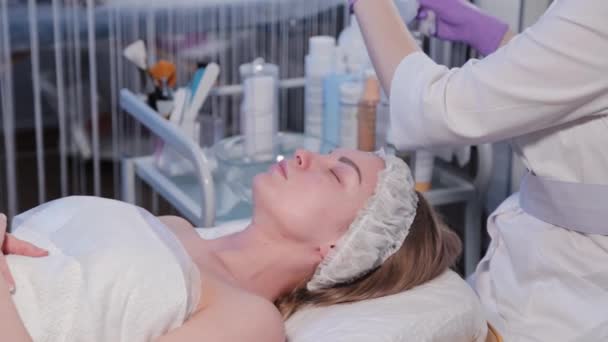 Donna estetista donna lavaggio prima della procedura cosmetica. — Video Stock