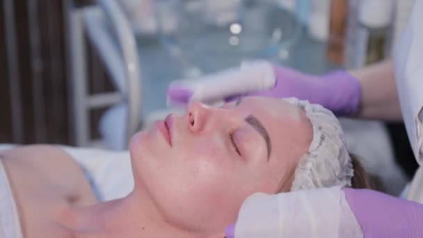 Mujer esteticista lavandera mujer antes del procedimiento cosmético. — Vídeo de stock