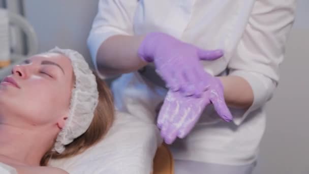 Kobieta kosmetyczka masuje krem w dłoniach. — Wideo stockowe