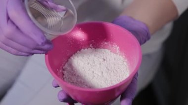 Kadın güzellik uzmanı yüz maskesi hazırlıyor.