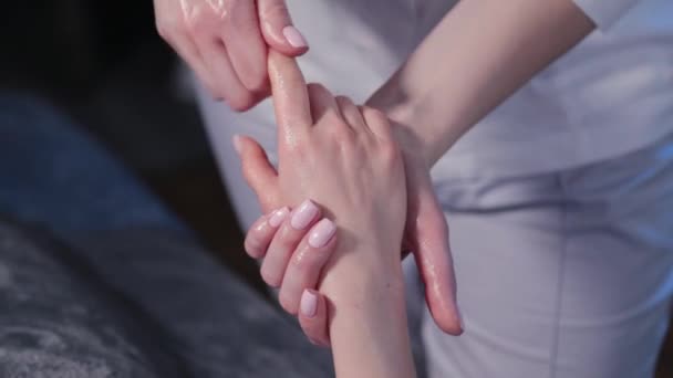 Kosmetolog kobieta robi masaż dłoni do kobiety na zabieg kosmetologii. — Wideo stockowe