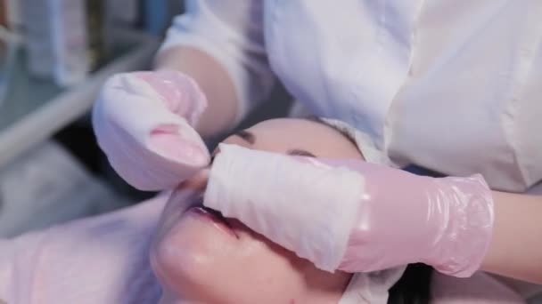 Женщина косметолог стиральная женщина перед косметической процедурой. — стоковое видео