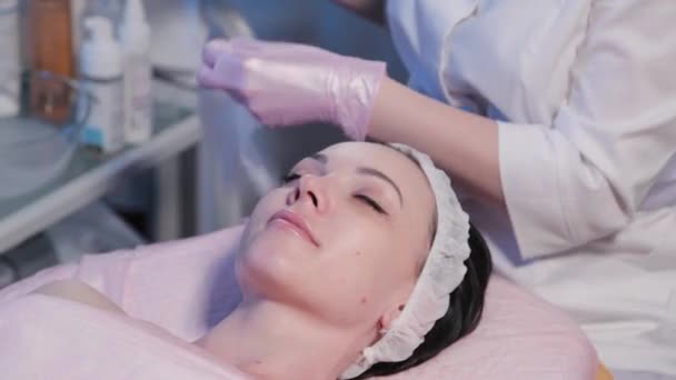 Kvinna kosmetolog tvättkvinna före kosmetisk procedur. — Stockvideo