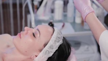 Kadın güzellik uzmanı şırıngayı açıyor..