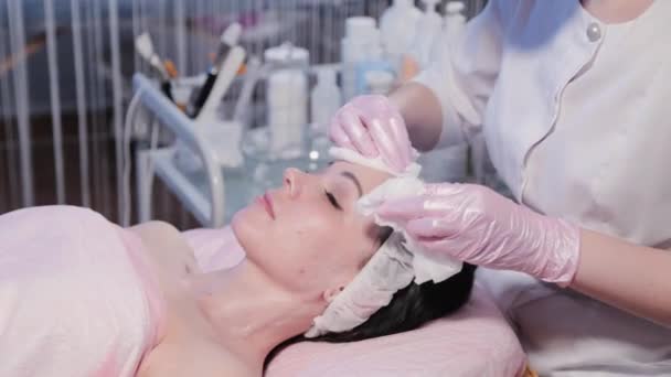 Wanita tukang cuci kecantikan wanita sebelum prosedur kosmetik. — Stok Video