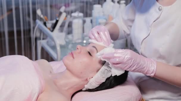 Femme esthéticienne laveuse avant la procédure cosmétique. — Video