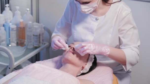 Donna estetista donna lavaggio prima della procedura cosmetica. — Video Stock