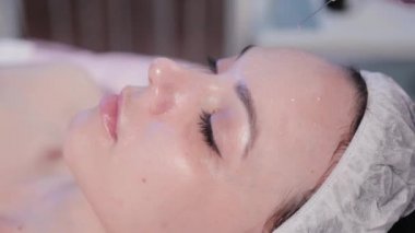 Kadın güzellik uzmanı yüzünü mekanik olarak soyuyor..