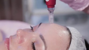 Kadın güzellik uzmanı yüzünü mekanik olarak soyuyor..