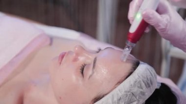 Kadın güzellik uzmanı yüzünü mekanik olarak soyuyor..