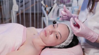 Kadın güzellik uzmanı yüzünü mekanik olarak soyuyor..