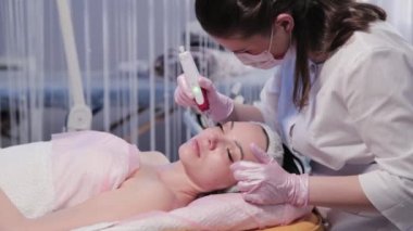 Kadın güzellik uzmanı yüzünü mekanik olarak soyuyor..