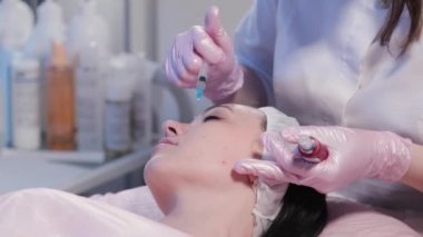 Kadın güzellik uzmanı yüzünü mekanik olarak soyuyor..