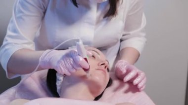 Kadın güzellik uzmanı yüzünü mekanik olarak soyuyor..