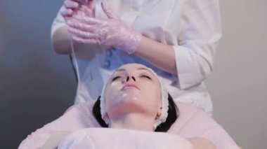 Kadın güzellik uzmanı yüzünü mekanik olarak soyuyor..