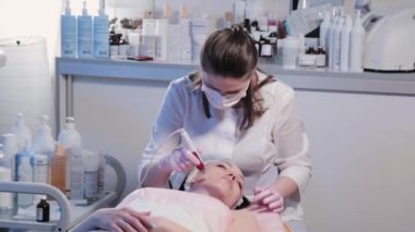 Kadın güzellik uzmanı yüzünü mekanik olarak soyuyor..