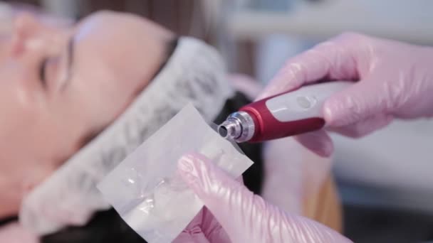 Žena kosmetička příprava zařízení pro olupování obličeje. — Stock video