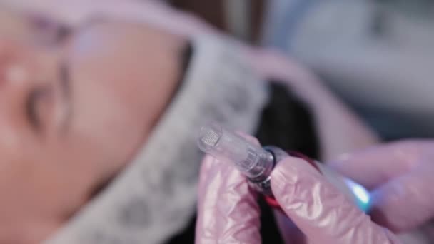 Woman beautician preparing device for face peeling. — Stock Video