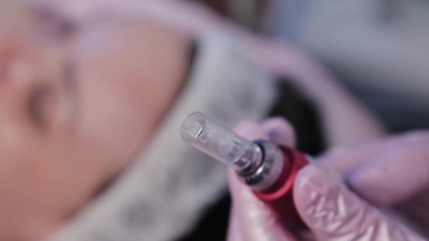 Woman beautician preparing device for face peeling. — Stock Video