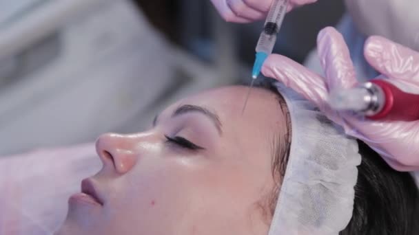 Mujer esteticista haciendo peeling mecánico de la cara. — Vídeos de Stock