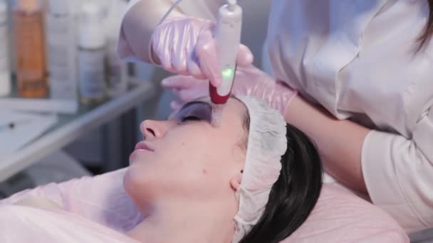 Femme esthéticienne faisant peeling mécanique du visage. — Video