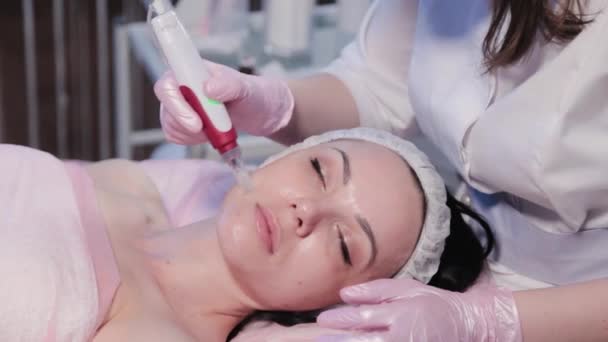Žena kosmetička dělá mechanické olupování obličeje. — Stock video
