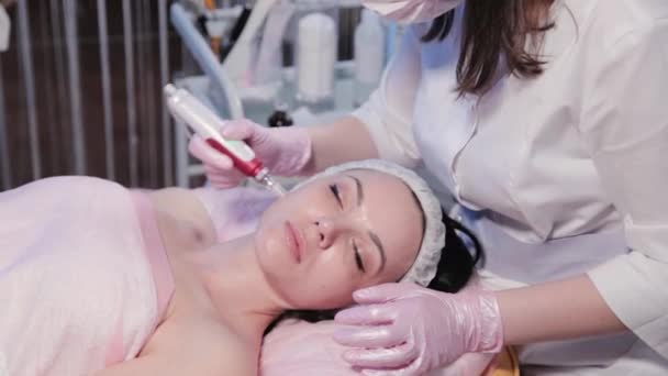 Женщина-косметолог делает механический пилинг лица. — стоковое видео