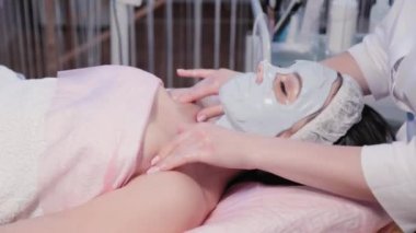 Kadın güzellik uzmanı kadınlara meme masajı yapıyor..