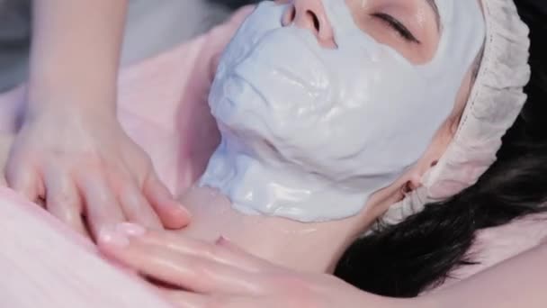 Žena kosmetička dělá masáž prsou na ženu. — Stock video