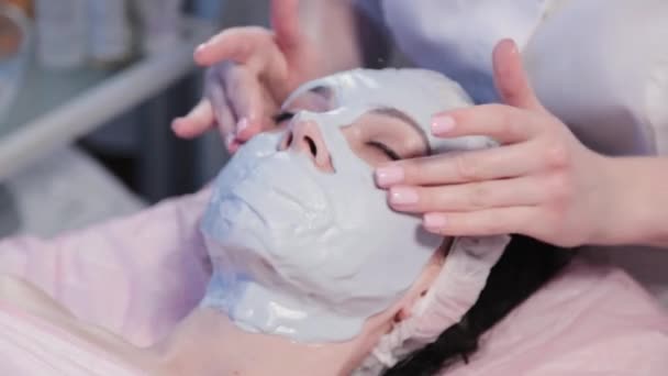 Wanita ahli kecantikan melepas topeng dari wajah wanita.. — Stok Video
