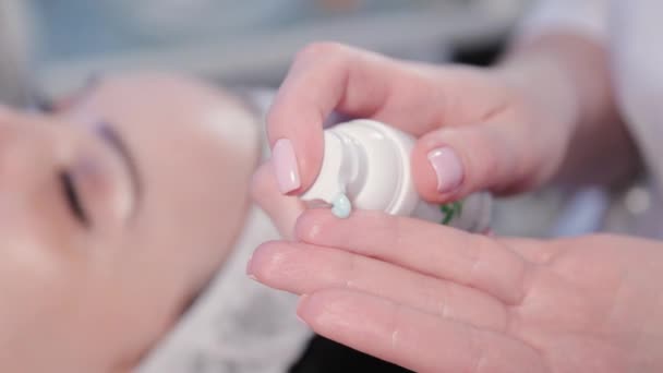 Kosmetikerin drückt Creme auf die Hand. — Stockvideo